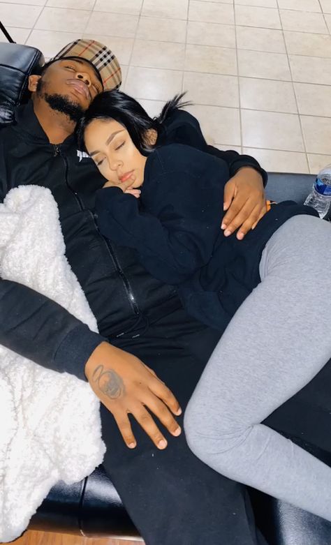 pinterest: @TRUUBEAUTYS💧 Friends Cuddle, Girlfriend And Boyfriend Love, Couple Vibes, Teenage Couples, Black Relationship Goals, Black Couple, Girlfriend Goals, Black Love Couples