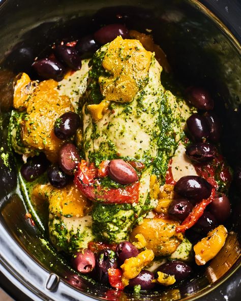 It's a colorful recipe that begs to be served over rice. Diet Slow Cooker Recipes, Easy Mediterranean Diet, Eat Greek, Slow Cooker Baking, Easy Slow Cooker Chicken, Joe Recipe, Dump Dinners, Trader Joes Recipes, Migraine Prevention