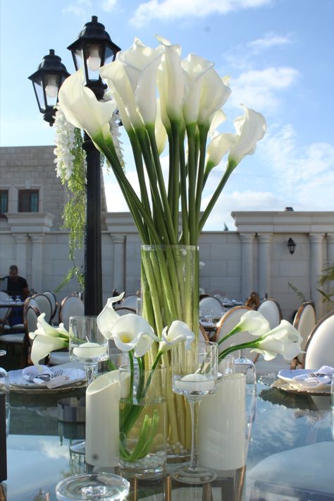 Modern and Elegant fairytale wedding styled with white Calla Lily flowers with vases and candles. Calla Lily And Orchid Centerpiece, Cala Lily Centerpieces, Wedding Calla Lillies Decor, Lillies Wedding Flowers, Cala Lily Wedding Centerpieces, Calalilly Centerpiece, Calla Lily Centerpieces Wedding, Calla Lillies Centerpieces, White Lily Wedding