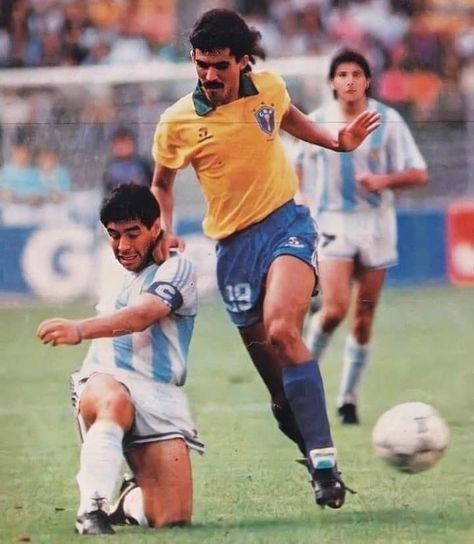 O excelente zagueiro Ricardo Rocha, tentando inultimente parar Maradona, 1990. كرة القدم, Sumo Wrestling, Brazil, Soccer, Football, Baseball Cards, Baseball, Running, American Football