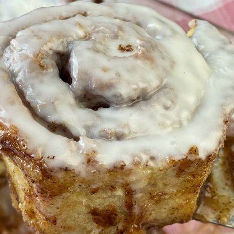 Canned Cinnamon Rolls with Cream Canned Cinnamon Roll Ideas, Cinnamon Roll Ideas, Cinnamon Rolls With Heavy Cream, Pillsbury Cinnamon Roll Recipes, Canned Cinnamon Rolls, Cinnabon Rolls, Cinnamon Rolls With Cream, Cream Cheese Roll Up, Cinnamon Rolls Easy