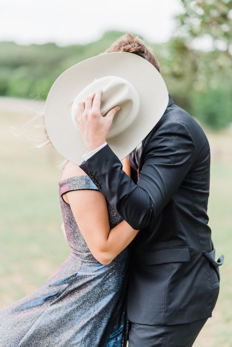 Country Prom Photos, Cowboy Prom Pictures, Cowboy Hat Couple Pictures, Cowboy Hat Poses, Country Prom Pictures, Rustic Prom, Prom Photos Couple, Prom Picture Poses For Couples, Cowboy Prom