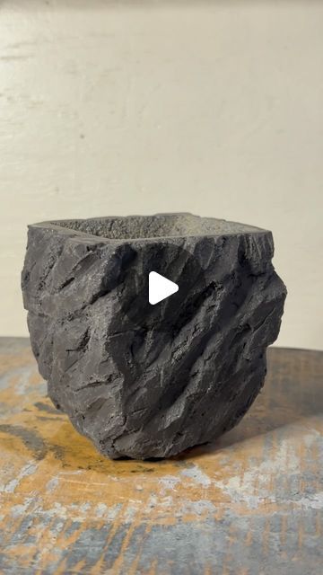 Making Cement Pots, Cement Diy Ideas, Cement Sculpture Diy, Creative Planter Ideas, Large Concrete Planters, Concrete Diy Garden, Concrete Planter Molds, Concrete Molds Diy, Cement Furniture