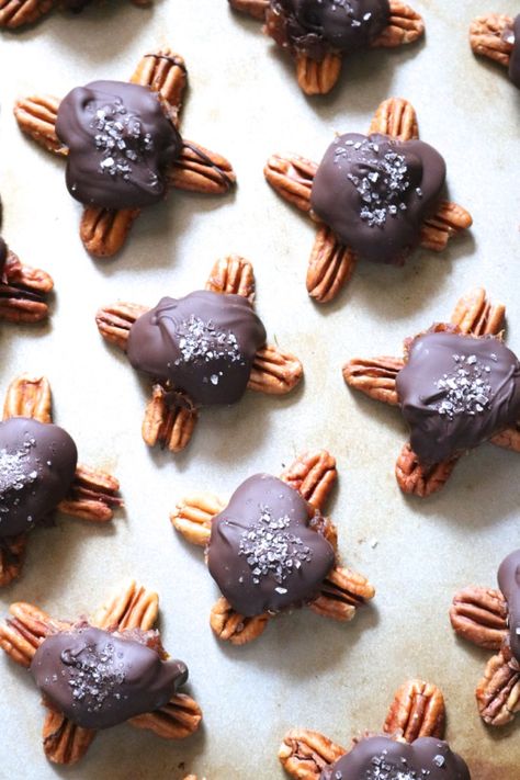 Dark Chocolate Turtles, Turtle Candies, Turtles Candy, Summer Lunches, Pecan Turtles, Peanut Butter Banana Smoothie, Fantastic Recipes, Chocolate Turtles, Eat Something