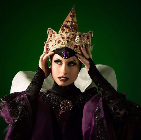 Evil Queen Cosplay, Queen Grimhilde, Queen Cosplay, Snow White And The Seven Dwarfs, Disney Cosplay, Disney Live Action, You're Beautiful, Evil Queen, Disney Pictures