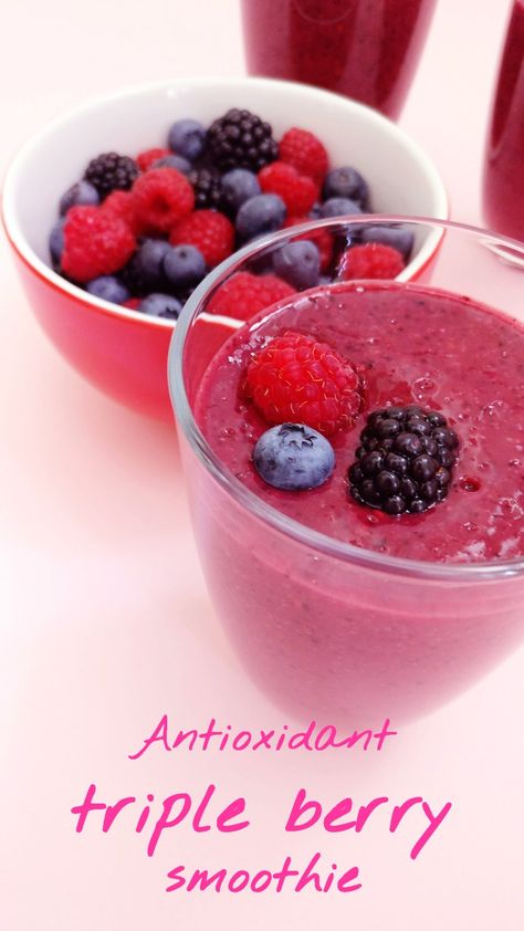 Blackberry Smoothie Recipes, Triple Berry Smoothie, Fruit Detox, Blackberry Smoothie, Banana Apple Smoothie, Blueberry Juice, Raspberry Smoothie, Organic Juice, Detox Drinks Recipes