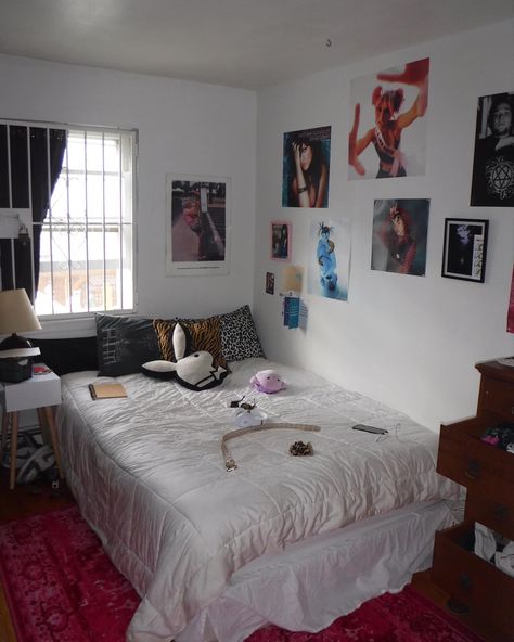 #y2k #bedroom #aesthetic #bammargera #him #cashrina Clean Y2k Room, Y2k Bedding, Bedroom Aesthetic Y2k, Y2k Bedroom Aesthetic, Bedroom Y2k, Bedroom Aesthetic Minimalist, White Leather Bed, Bedroom Moodboard, Y2k Bedroom