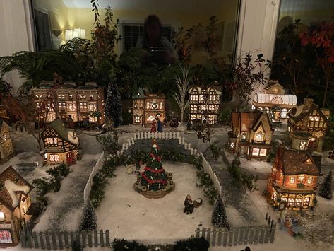 Dickens village town square Town Square Christmas Tree, Christmas Village Town Square, Dickens Village Display Ideas, Dickens Village Display, Dream Decorations, Dickens Christmas Village, Christmas Tree Village Display, Christmas Tree Village, Victorian Village