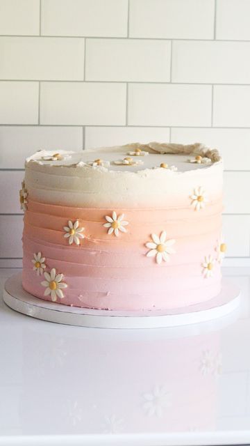 Pink Piped Cake, Peach Color Cake Ideas, Baby Pink Cake Ideas, Pastel Daisy Cake, Peach Colour Cake Designs, Smash Cake Daisy, Pink Cake With Daisies, Flower Cake First Birthday, Daisy Party Food Ideas