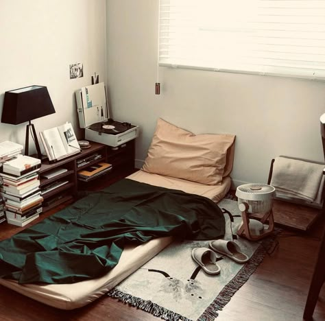 Futon Room Ideas, Small Japanese Room, Futon Bedroom Ideas Small Spaces, Room Decor Ideas With Lights, Futon Bedroom Ideas, Futon Bedroom, Mens Bedroom Decor, Bad Room, Small Bedroom Decor