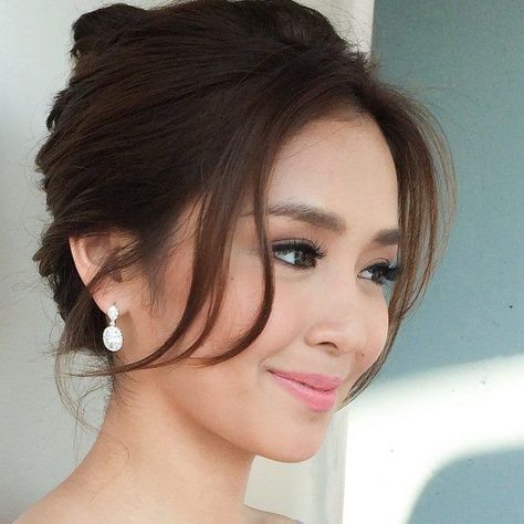 Asian Hair Updo, Filipino Makeup, Asian Wedding Hair, Bride Makeup Natural, Chinese Banquet, Bridal Makeup Ideas, Sanggul Modern, Asian Bridal Makeup, Daniel Padilla