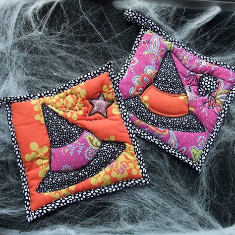 Halloween Potholder Patterns, Halloween Potholders, Witch Projects, Witch Quilt, Quilted Items, Witch Crafts, Sewing Patchwork, Pagan Crafts, Halloween Sewing