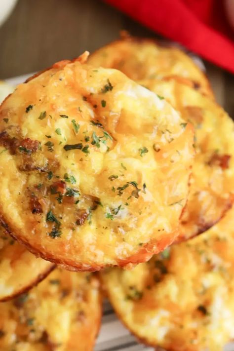 A simple recipe for delicious hash brown breakfast cups with sausage and cheese perfect for busy mornings when you need to grab-and-go. Crispy Hashbrowns And Sausage Bites, Breakfast Egg Muffins With Hashbrowns, Hasbrown Breakfast Casserole, Sausage Egg Cheese Muffins, Hash Brown Breakfast Cups, Breakfast Casserole Muffins, Egg And Cheese Casserole, Sausage And Eggs, Hash Brown Cups