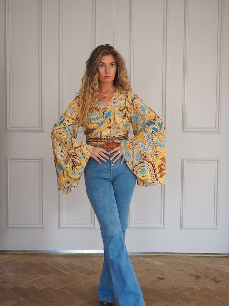 SUMMER SUN TOP - Vintage Indian Silk - Hippie - Retro - 70s - 60'S - Recycled Silk - Kimono - Cape - Kaftan - Tie Dye Crop Top - Flare Indian Retro Look, 70s Boho Fashion, 70s Fashion Women, Indian Retro, Vintage Sari Fabric, Tie Dye Tops, Silk Crop Top, Bell Sleeve Crop Top, 70s Boho