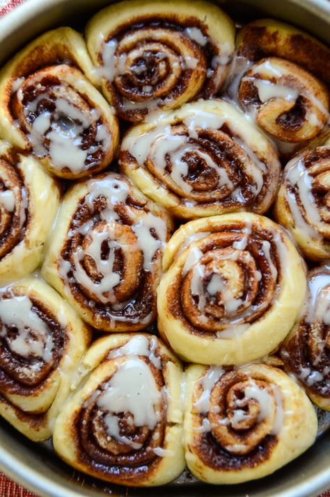 Cinnamon Rolls With Pizza Dough, Pizza Dough Dessert Recipes, Pizza Dough Dessert, Dough Dessert Recipes, Pizza Dough Cinnamon Rolls, Cinnamon Crescents, Refrigerator Biscuits, Gluten Recipes, Pizza Vegana