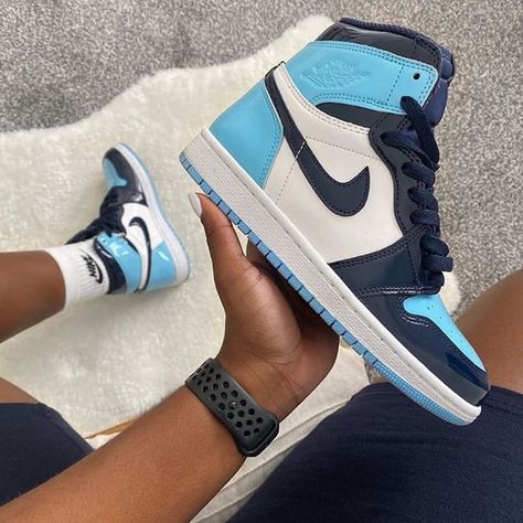 Sneakers Shop on Instagram: “👟Jordan 1 Retro High “Blue Chill”🤩 Por tan solo 69.99€ -Pedidos: www.sneakerhype.es 📩Información: Direct  #nike #yeezy #hype #sneakerhead…” Jordan 1 Retro High Unc Patent, Jordan Shoes For Women, Jordan 1 Outfit, Blue Chill, Sneaker Outfits, High Top Basketball Shoes, Jordan Outfit, White Basketball Shoes, Nike Fashion Shoes