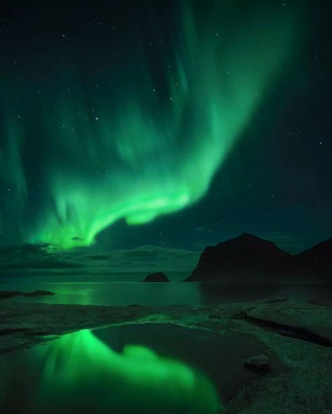 The Lofoten Islands in Norway enchant with their dramatic peaks 🏔️, pristine beaches 🏖️, and picturesque fishing villages 🏘️. Turquoise waters 🌊, vibrant northern lights 🌌, and lush landscapes 🌿 offer breathtaking scenery, making it a paradise for nature and photography lovers. 📸✨ .  .  .  📍  Lofoten Islands 🇨🇭  📌 𝐂𝐨𝐮𝐧𝐭𝐫𝐲 : Norway 🇳🇴  📷 @barbara_ontheroad  . . . 🐾 𝐅𝐨𝐥𝐥𝐨𝐰 @roamingworldofficial fir more stunning photos 🐾  .  .  .  Tag 👥 someone with whom you would like to visit. Iceland Photography Landscapes, Lofoten Islands Norway, Iceland Landscape, Iceland Photography, Lofoten Islands, Northern Lights (aurora Borealis), Aurora Borealis Northern Lights, Lofoten, Fishing Villages