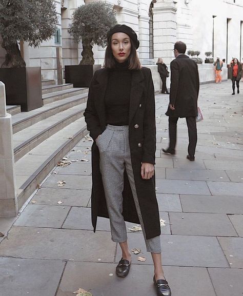 femme fatale on Twitter: "Fall.… " Masculine Outfits For Women, Joggers Outfit Women, Outfit Minimalista, Casual Chique Stijl, Minimalist Moda, Street Style New York, Outfit Essentials, Turtleneck Outfit, Parisian Chic Style