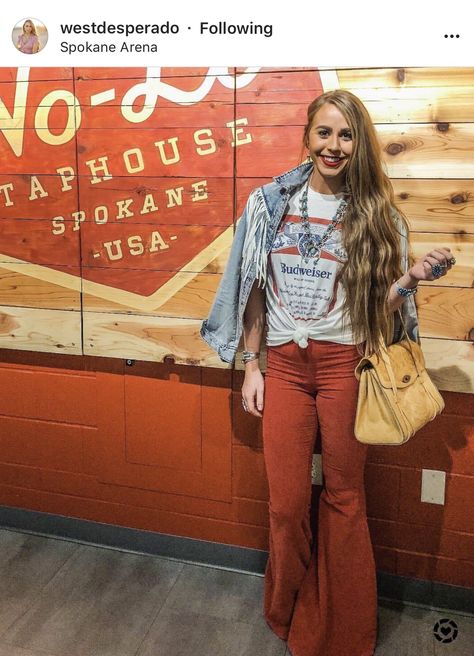 Minus the budweiser shirrt Budweiser Shirt Outfit, Nfr Vegas, Country Grunge, West Desperado, Budweiser Shirt, Western Chic Fashion, Nfr Outfits, Nfr Fashion, Boho Jeans