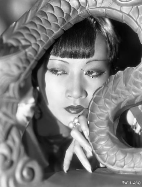 Anna May Wong. Andy Warhol hat von Anna May Wong eine Collage mit dem Titel „Crazy Golden Slippers“ angefertigt. Shanghai Express, Anna May Wong, Yiqing Yin, Asian Faces, Silent Films, Anna May, Pictures Of Anna, 1930s Style, Marlene Dietrich