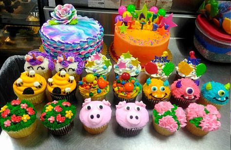 Colossal Cupcake Ideas, Mega Cupcake Ideas, Jumbo Cupcake Ideas, Celebration Cupcakes, Jumbo Cupcakes, Jumbo Cupcake, Farm Animal Cupcakes, Sparkle Cake, Food Decorating