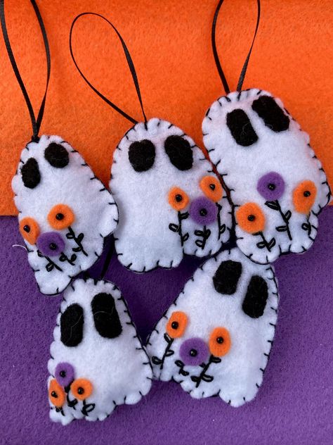 Spooktacular felt ghost ornaments, with small embroidery detailing. Perfect for the person that loves Halloween and all things cute and spooky! All ghosts are handmade and will vary slightly in shape. Every ghost is between 2-2.5 inches tall. Ghost Plushie Pattern, Diy Felt Crafts To Sell, Diy Felt Halloween Decorations, Halloween Crafts With Fabric, Homemade Felt Ornaments, Fabric Ghosts Diy, Spooky Crafts For Adults, Hand Sewn Ornaments, Ghost Crafts For Kids