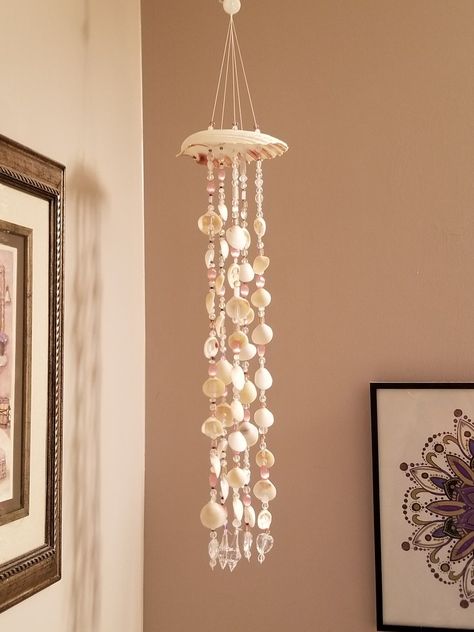 Seashell Mobile Diy, Sea Shell Decoration Ideas, Diy Shell Wind Chimes, Diy Shell Decor, Hanging Shells, Seashells Crafts, Seashell Mobile, Handcraft Ideas, Ocean Room Decor