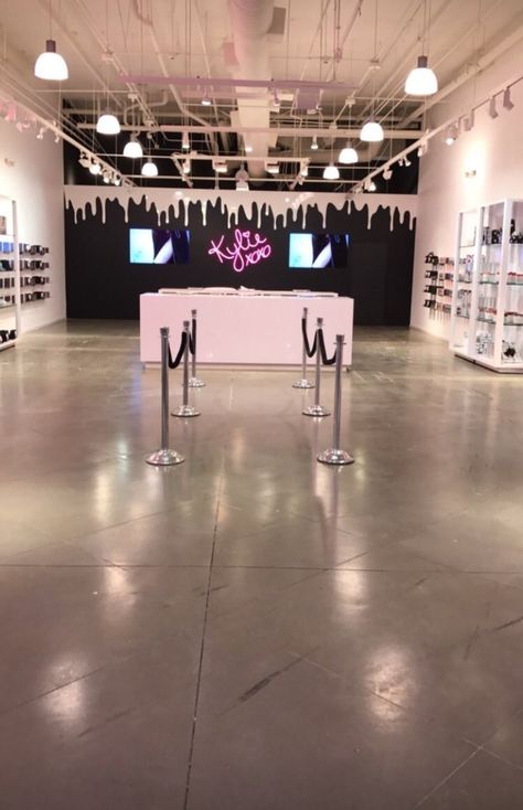 Kylie Cosmetics Pop Up Shop Kylie Jenner Pop Up Shop, Kylie Cosmetics Office, Kylie Pop Up Shop, Kylie Jenner Room, Kyle Cosmetics, Glam House, Kylie Jenner Lips, Dorm Design, Kylie Skin