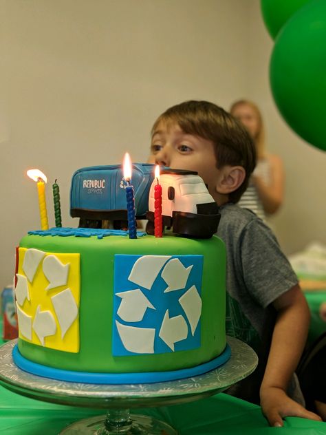 Garbage Truck Party, Truck Cakes, Truck Party, Creative Birthday Cakes, Recycle Trash, Garbage Truck, Birthday Party Cake, 4th Birthday, Party Cakes