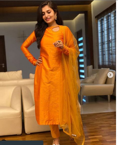 Stiching Ideas Kurti, Salwar Neck Patterns, Plain Kurti, Simple Kurta, Churidar Neck Designs, Long Frock Designs, Floral Print Sarees, Simple Kurta Designs, Salwar Designs