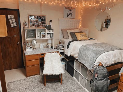 College Bedroom Decor, Dorm Room Layouts, College Dorm Room Inspiration, Dorm Room Decor Ideas, Dream Dorm Room, Cozy Dorm Room, Dorm Room Styles, Dorm Style, Dorm Sweet Dorm