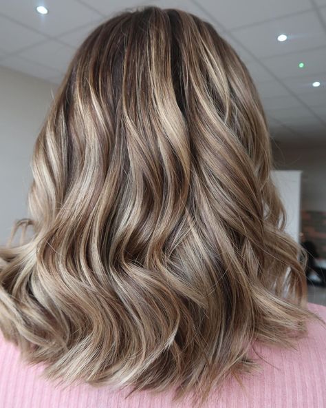 35 Stunning Light Brown Hair with Blonde Highlights to Copy Light Brown Hair With Blonde Highlights, Cashmere Blonde, Light Brown With Blonde Highlights, Light Brown Hair With Blonde, Highlights 2024, Golden Highlights Brown Hair, Light Brunette Hair, Beige Highlights, Brown Hair With Blonde