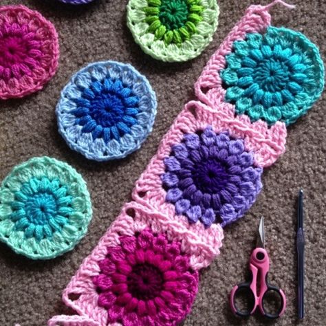 Swim Crochet, Joining Crochet Squares, شال كروشيه, Crocheted Items, Crochet Blocks, Granny Square Blanket, Granny Squares Pattern, Crochet Motifs, Granny Square Crochet Pattern