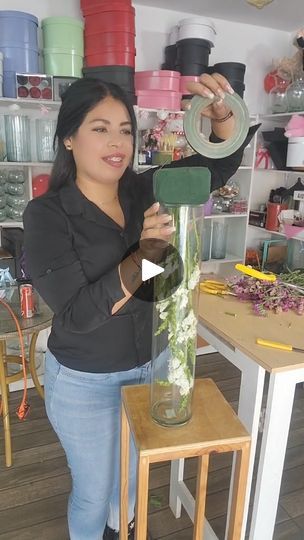 Idea 💡de  Centro de Mesa alto para evento 💐
#tutorial | By Maritza Cantarell | I'm Maritza accompany me to make a high table centerpiece for event we'll moisturize half a block of floral foam and we'll round it from all the edge because this we'll put on top of a transparent vase this I'm using measures sixty centimeters and before fixing the foam I will bury these that are dragon mouth or puppies all the part inside, I'm measuring that the height is perfect and to go wearing all along the vase but inside because I was placing them different heights before we started decorating the top. As they have killed today I'm a little snoring, I'm doing my best, I hope you understand all the explanation, I'm not yelling at you. Well, since that's left, now we're going to hold the foam with waterpr Bible Centerpiece Ideas, African Centerpieces Ideas, Oasis Arrangements, Dragon Mouth, Tabletop Floral Arrangements, Lots Of Kisses, Transparent Vase, Tall Glass Vase, Doing My Best