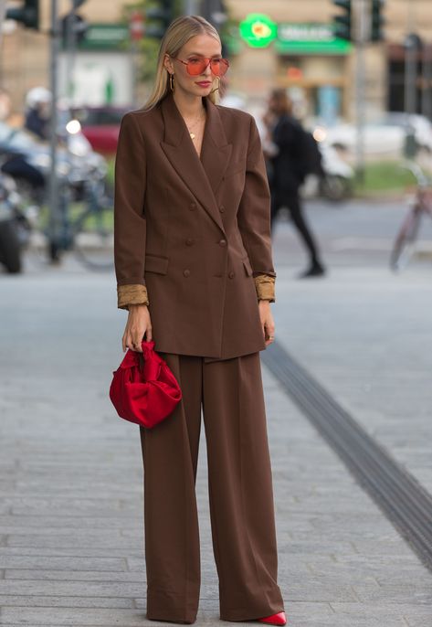 Brown Suit Outfits For Women, Brown Suit Outfit, Monochromatic Suit, Suit Texture, Brown Ootd, Woman In Suit, Elegant Outfit Classy, Peter Pilotto, Woman Suit Fashion