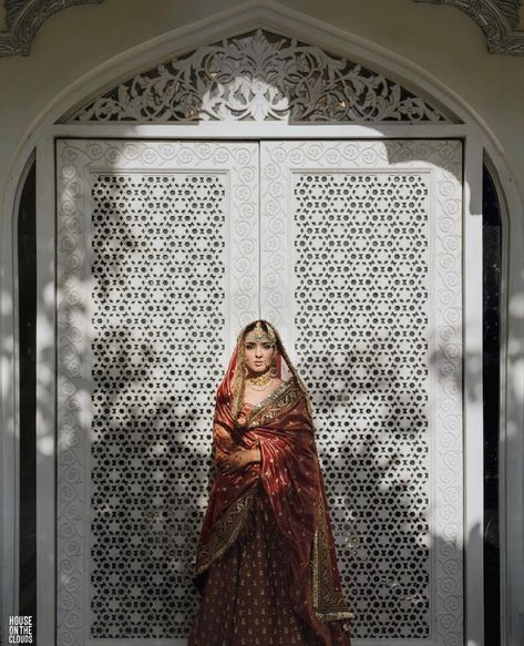 Pakistani Wedding Photography, Indian Bride Poses, Indian Wedding Poses, Bride Photos Poses, Groom Photoshoot, Indian Bridal Photos, Indian Wedding Couple Photography, Bride Photography Poses, Desi Bride