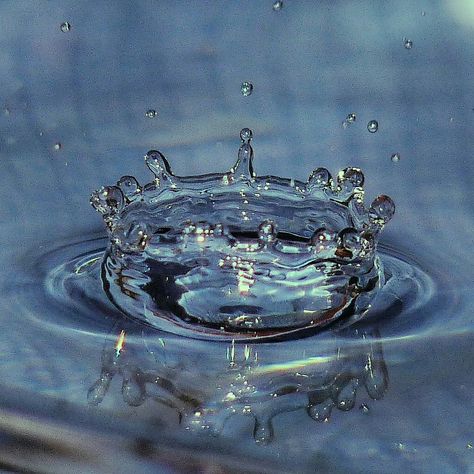 Water Droplet Splash, Water Droplet Aesthetic, Water Droplets Aesthetic, Water Splash Aesthetic, Reflection Drawing Reference, Water Drop Aesthetic, Splashing Water Photography, Water Photography Ideas, Water Splash Photography