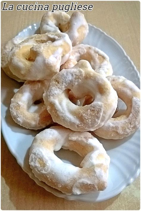 Non amare i taralli...�è impossibile!! Ma..oltre ai taralli salati, vi sono anche i taralli dolci..anch'essi unici! Per questo oggi vi propongo una dolce Koulourakia Recipe, Traditional Christmas Food, Desserts Around The World, Italian Christmas Cookies, Italian Cookie Recipes, Italian Pastries, Easter Sweets, Biscotti Cookies, Cookies Pastry