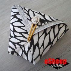 Fabric Origami Tutorial, Koozie Pattern, Origami Pouch, Origami Ornaments, Origami Bag, Fabric Origami, Diy Bags Purses, Sewing Purses, Origami Tutorial