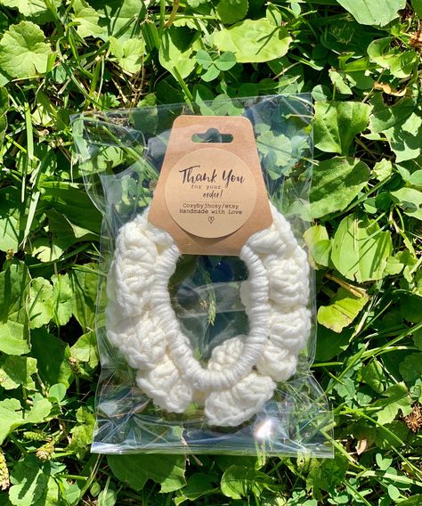 Crochet Business Packaging, Scrunchies Ideas, Crochet Scrunchies, Craft Work For Kids, Free Crochet Bag, Crochet Keychain Pattern, Crochet Bows, Crochet Turtle, Crochet Hair Accessories