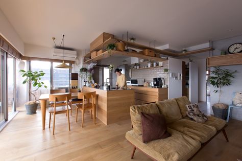 Completed in 2017 in Otsu, Japan. Images by Fuji-Shokai / Masahiko Nishida. This plan is for renovating a room in a mansion with the view of the lake Biwa. The husband is keen on furniture and the wife loves plants. They live... Japanese Living Room Design, Japanese Living Room, Japanese Living, Japanese Apartment, Furnitur Ruang Keluarga, Interior Dapur, Japanese Interior Design, Studio Apartments, Japanese Interior