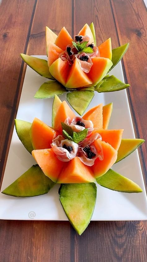 Gastronomia_drink oficial Lidinalda Carvalho de Oliveira | 🇧🇷🇮🇹 Fiore di melone con prosciutto Ingredienti Melone Prosciutto Foglie di menta Estate sta arrivando. 🇧🇷 Flor de melão com presu… | Instagram Canapes Faciles, Charcuterie Inspiration, Appetizers Easy Finger Food, Party Finger Foods, Food Presentation, Fruit Recipes, Appetizers Easy, Finger Foods, Melon