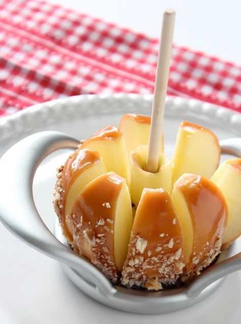 Halloween Caramel Apples - Easy Way to Eat with an Apple Slicer | Satori Design for Living Halloween Caramel Apples Recipe, Halloween Caramel Apples, Homemade Caramel Apples, Caramel Apples Halloween, Easy Grilled Cheese, Caramel Apples Homemade, Apple Slicer, Caramel Apples Easy, Diy Dessert