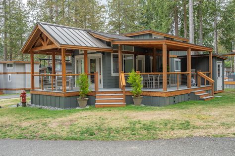 Mini Cabin Ideas Tiny Homes, Park Model Exterior Ideas, Manufactured Tiny Home, Tiny House Park Model, Park Model Floor Plans, Tiny Home Designs Exterior, Tiny House Barndominium, Park Model Homes Remodel, Small Vacation Homes