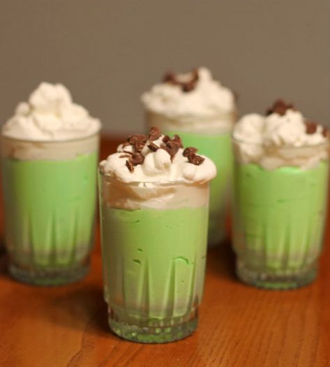 Creme De Menthe (Grasshopper) Pudding Dessert - Words of Deliciousness St Patricks Food, Pudding Shots, Pudding Dessert, Jello Shot Recipes, Quick Easy Desserts, Life Kitchen, Shot Recipes, Pudding Desserts, Dessert Dishes