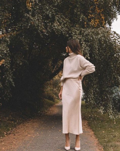 Cozy in Cream                                        Cozy for fall weather wearing a fall chunky cream sweater and silk skirt in Seattle. Silk Skirt And Sweater, Slip Skirt Outfit, Church Outfit Fall, Rock Dress, Satin Skirt Outfit, White Pump, Elegante Y Chic, Parisienne Chic, Midi Skirt Outfit