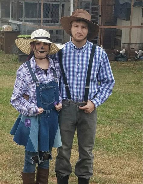 Easy costumes last minute Farmer Halloween Costume, Farmer Halloween, Farmer Costume, Farmer Outfit, Couples Halloween Costumes, Couples Halloween Outfits, Couples Halloween, Couple Halloween, Couple Halloween Costumes