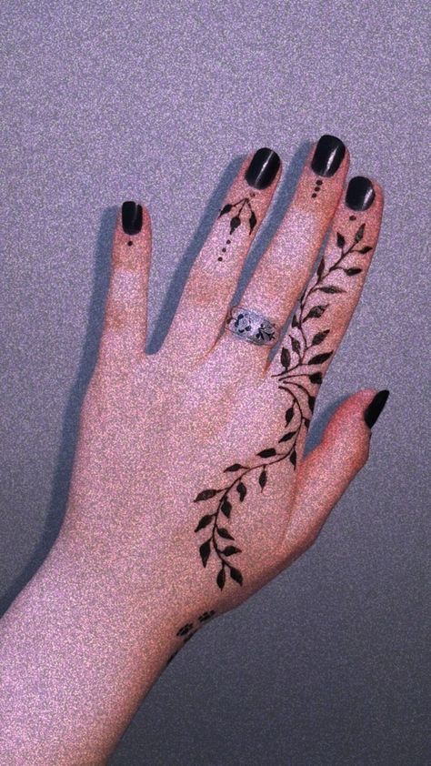 Hanna Tattoo, Simple Hand Tattoos, Diy Henna, Cute Henna Tattoos, Small Henna, Tato Jari, Pola Tato, Henna Drawings, Henna Inspired Tattoos