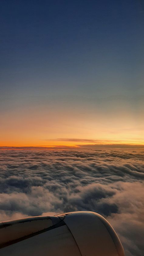 Sunrise Flight, Over The Clouds, Sunrise Wallpaper, Plane Window, Airplane Wallpaper, Airport Aesthetic, Sunrise Pictures, Windows Wallpaper, Sky Pictures