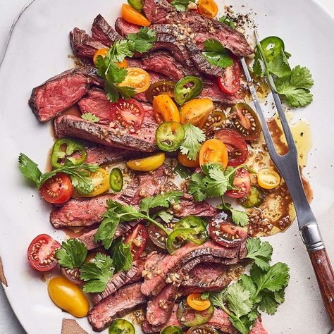 Steak With Tomatoes, 400 Calorie Dinner, Flank Steak Recipes, Grilled Flank Steak, Flank Steak, Low Carb Dinner, Tomato Salad, Jamie Oliver, Steak Recipes